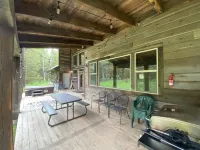 Henry's Rustic Retreat - Walk to Henry's Outlet - 20 mins to West Yellowstone!