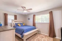 Cozy Cajun Cottage - with Arcade!