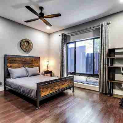 Complete Tropical Staycation,Heated Pool, Pool Table, 5 Bedrooms, 9 Beds, 4 Bath Rooms