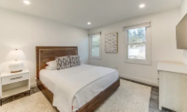 Walk to the Village! Charming modern farmhouse.