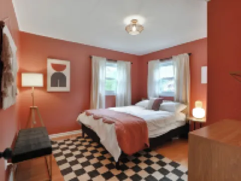 THE GOOD PLACE - Uptown Westerville's Premier Vacation Home - Colorful & Cozy Hotels in Westerville
