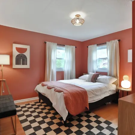 THE GOOD PLACE - Uptown Westerville's Premier Vacation Home - Colorful & Cozy