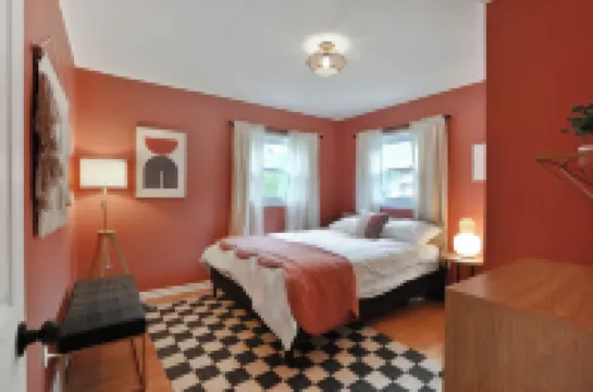 THE GOOD PLACE - Uptown Westerville's Premier Vacation Home - Colorful & Cozy