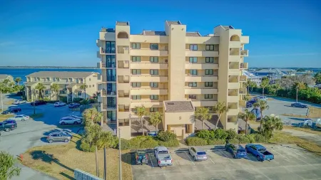 Amazing Sound View, Gulf View and Short Walk to Beach and Peg Leg Petes!