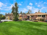 Luxury 4 bd/3ba Family Home near Ocean, Airport,  & Seattle XL yard w/sportcourt ベリアンのホテル