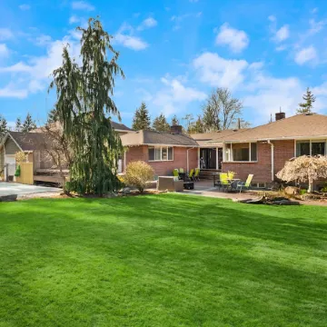 Luxury 4 bd/3ba Family Home near Ocean, Airport,  & Seattle XL yard w/sportcourt