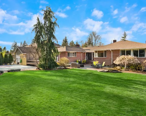 Luxury 4 bd/3ba Family Home near Ocean, Airport,  & Seattle XL yard w/sportcourt Hotéis em Burien