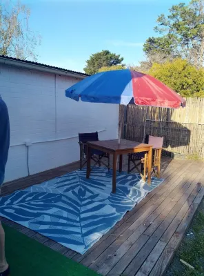 Peaceful Pet Friendly! cottage set on 1 acre - 5 mins from beach Hotel a Sandford