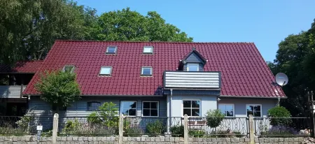 Enjoy Rügen in peace and quiet, great location for cycling tours, close to the water Отели в г. Позериц