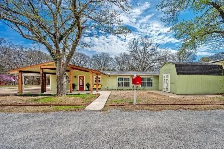 Texoma Serenity Cabin backs up to lake cove.