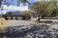 Winters@BOM, Yosemite\BadgerPass, Sleeps 22, Hottub, Movie\Game\Billiards\Play Hotels in Coarsegold