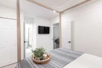 Waterfront condo with pool, 1 block to the beach!