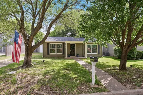 Enjoy our cozy cottage just minutes from A&M Campus Hotels in Bryan