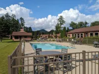 Chalet-styled condo in the heart of the White Mountains; pool / hottub / golfing