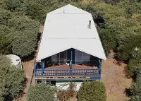 Bright Coastal Escape. Large Private Deck. Pets Welcome. Walk to Beach & Nature Hotels in Inverloch