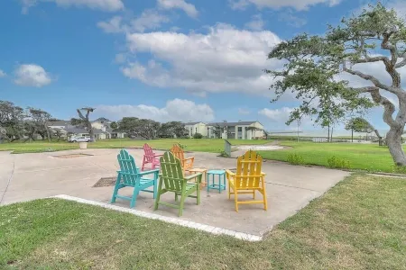 Rockport Dreamin! Steps to private 750' fishing pier and boat ramp!