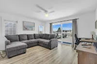 Top Floor Balcony, 2 Blocks to Beach, Park 2 Cars, Linens + Towels included
