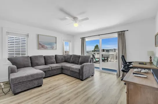 Top Floor Balcony, 2 Blocks to Beach, Park 2 Cars, Linens + Towels included