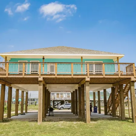 Beachfront Oasis - Lots of Amenities!