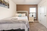 Retreat with bike access/full kitchen/Fence yard/board games/mins from Orlando Hotels in Tavares