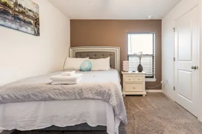 Retreat with bike access/full kitchen/Fence yard/board games/mins from Orlando