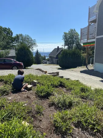 Ocean view 4 br, huge deck with grill, walk to town, pet friendly locally owned