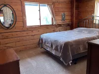 Log Cabin with Mountains and Lake View, enjoy relaxing in the hot tub Hotels in Cohoe
