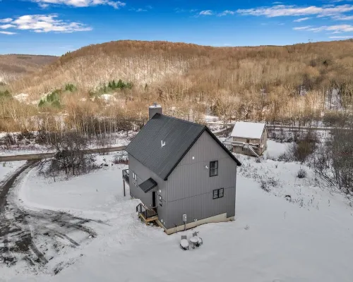 New Build • Ellicottville Ski Chalet • Sleeps 8 曼斯費爾德酒店