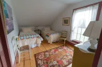 Historic Home w/glass house, mtn views, swim pond, near skiing, weekly discounts