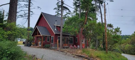 A suite across the street from Penn Cove with peekaboo views.