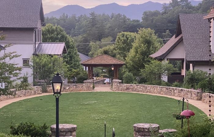 Studio in upscale, intimate Black Mountain neighborhood