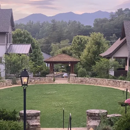 Studio in upscale, intimate Black Mountain neighborhood