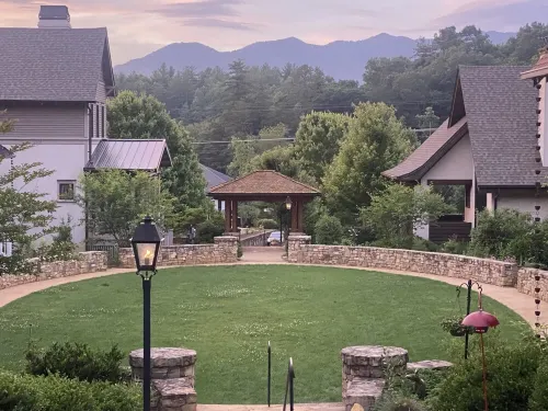 Studio in upscale, intimate Black Mountain neighborhood