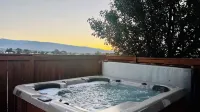 HOT TUB, AC,MOUNTAIN VIEW, OUTDOOR DINING AREA & PET FRIENDLY, EV plug