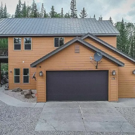 Cheerful 4-bed 4 bath Cabin with Jacuzzi