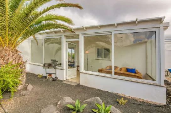A3, in a Small Complex with Communal Pool 100m from the Sea