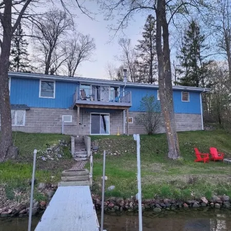 Lakefront Northwoods Retreat for Swimming, Fishing & Relaxing at The Bird House!