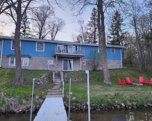 Lakefront Northwoods Retreat for Swimming, Fishing & Relaxing at The Bird House! Hotels in Edgewater