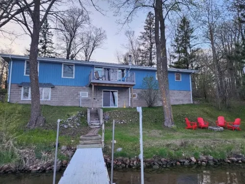 Lakefront Northwoods Retreat for Swimming, Fishing & Relaxing at The Bird House!