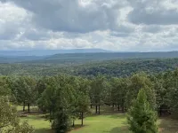 Treehouse/cabin with an amazing view of Mount Magazine