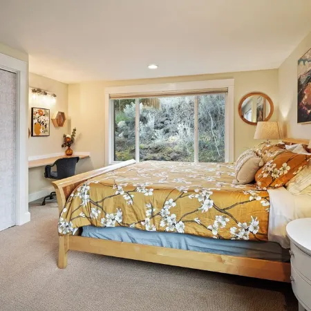 Hillside Haven: Tranquil NW Studio Near the River