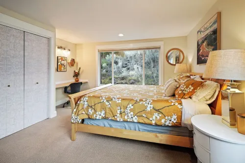 Hillside Haven: Tranquil NW Studio Near the River