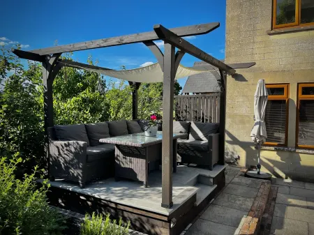 Cosy 3-bedroom home with garden and log burner, close to the City of Bath. Отели рядом с достопримечательностью «Tithe Barn»