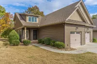Cypress Creek Golf Retreat. Pool and Minutes from Downtown!