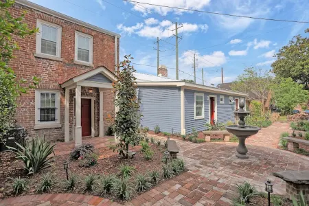 Newly built 1/1 Historic district Apartment