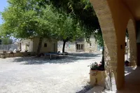 Uzès superb, comfortable gîte with swimming pool 700m from town center: Hotels in Uzes
