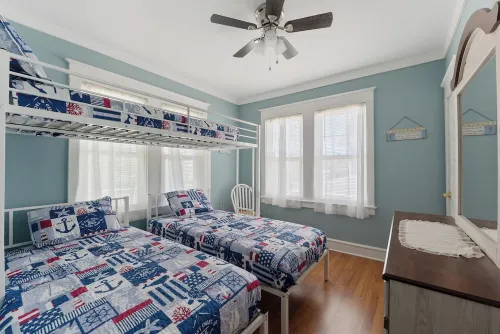 Crocus by the Sea Breeze Bay5-minute walk to the beach and pet friendly!