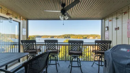 Waterfront Condo with Amazing Amenities Отели рядом с достопримечательностью «Margaritaville Lake Resort Lake of the Ozarks»