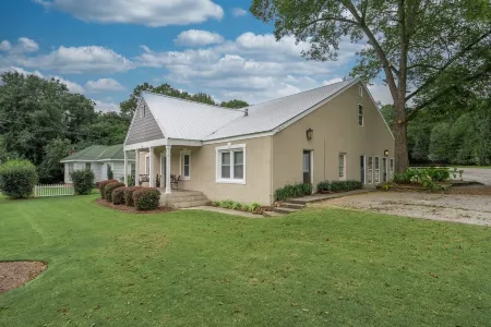 Close to Beautiful Downtown Monroe, Georgia