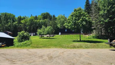 Cozy Cabin in Lovely Errol with Direct Trail Access, Close to Town (Cabin 2)